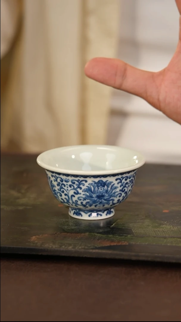 明珠堂-缠枝莲压手杯