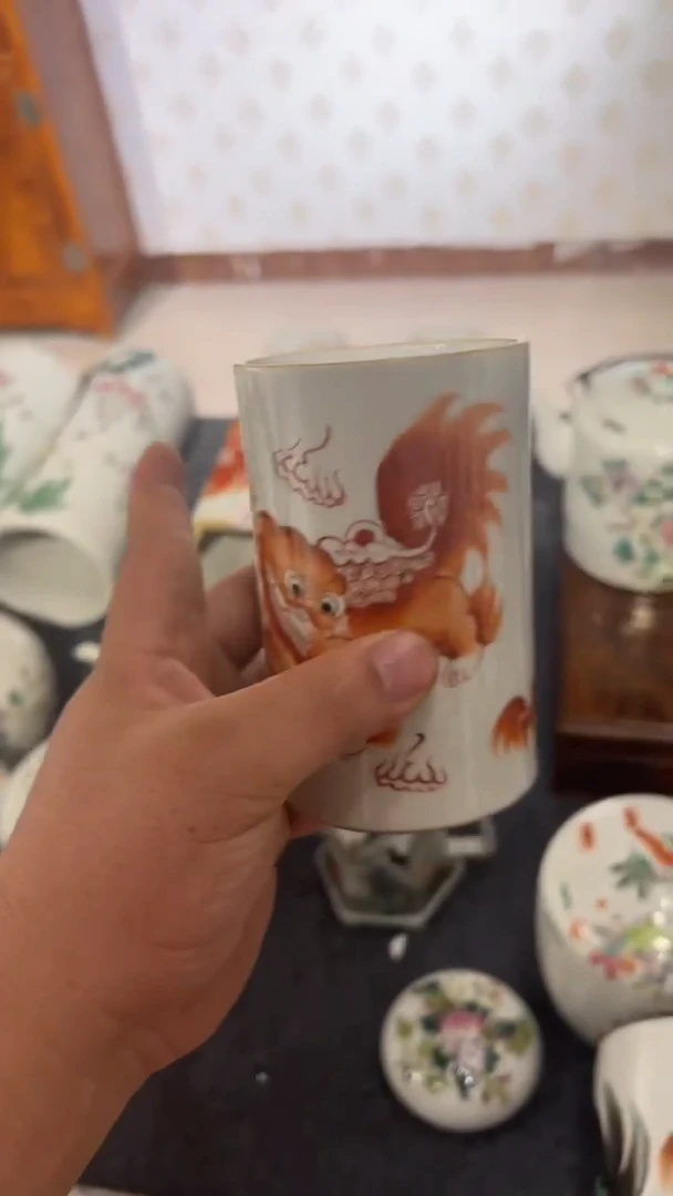 摆件瓷摆件瓷摆件狮子圆笔筒