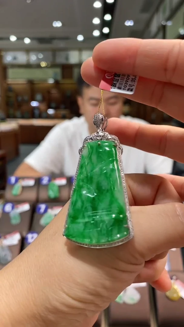 翡翠18K金镶嵌颈饰如意