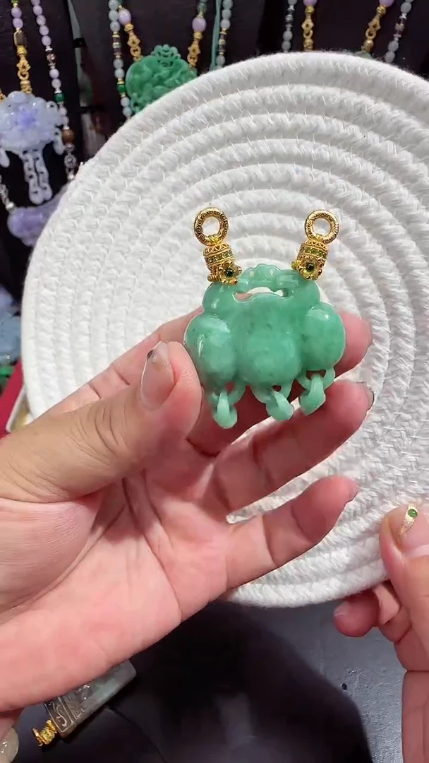 翡翠未镶嵌颈饰吊坠