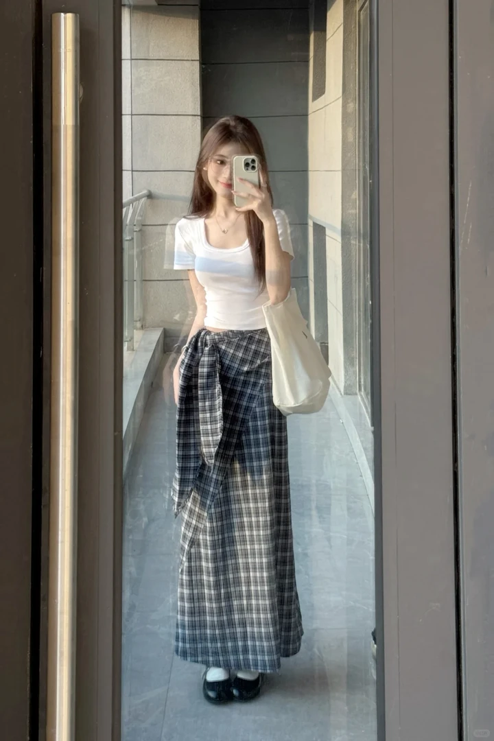 2025夏季新款韩系穿搭慵懒风正肩白色T恤上衣格纹半身裙子两件套