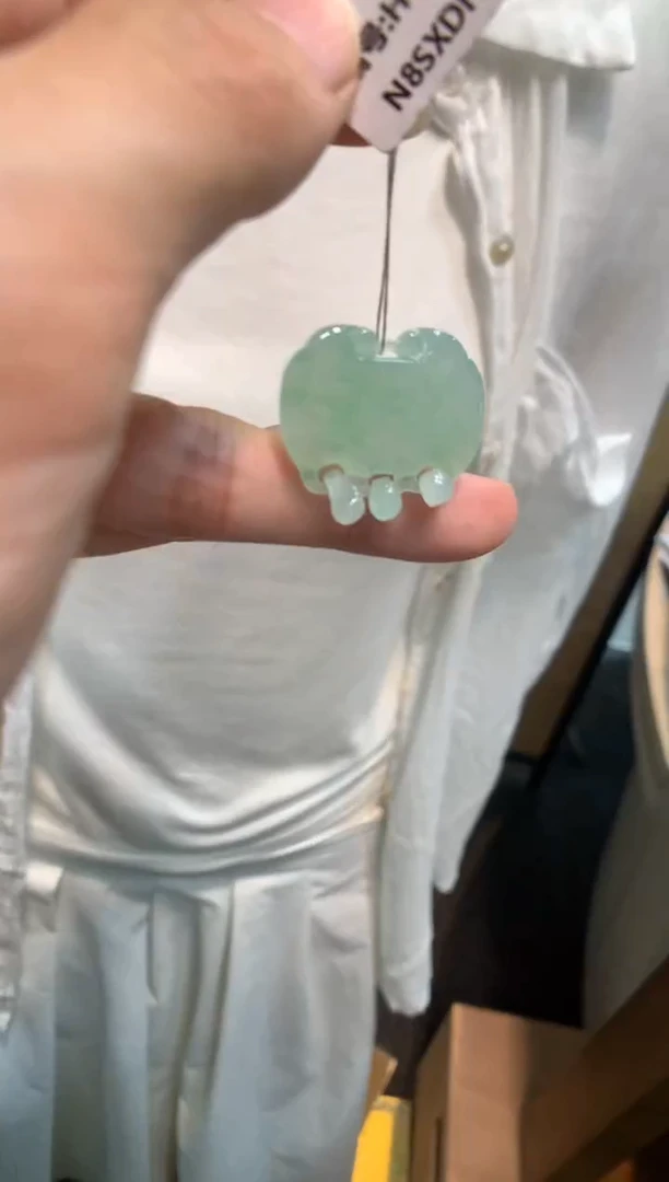 翡翠未镶嵌颈饰如意锁