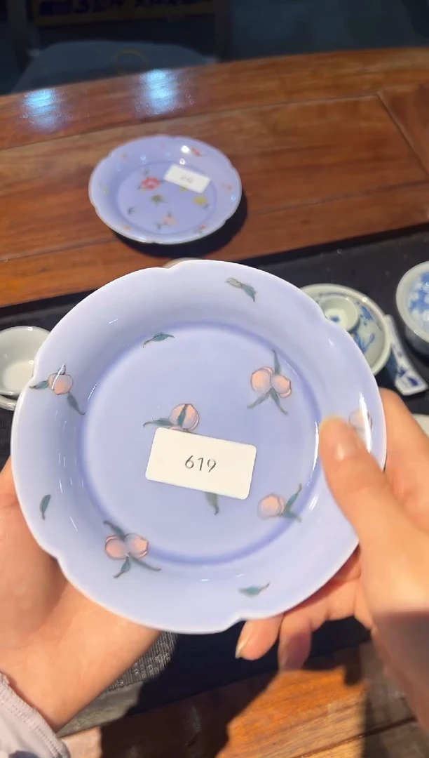 619 釉中彩葵口桃子壶承一个一个