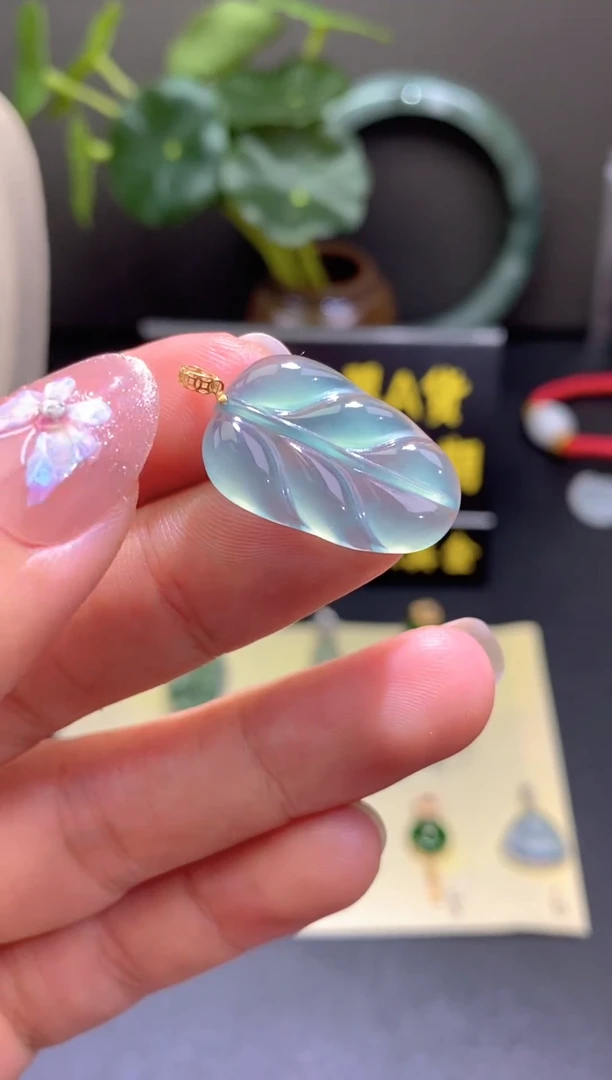 翡翠18K金镶嵌颈饰翡翠吊坠