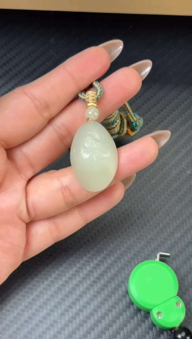 吊坠(赠链)未镶嵌和田玉且末迪克兰一细微色差吊坠