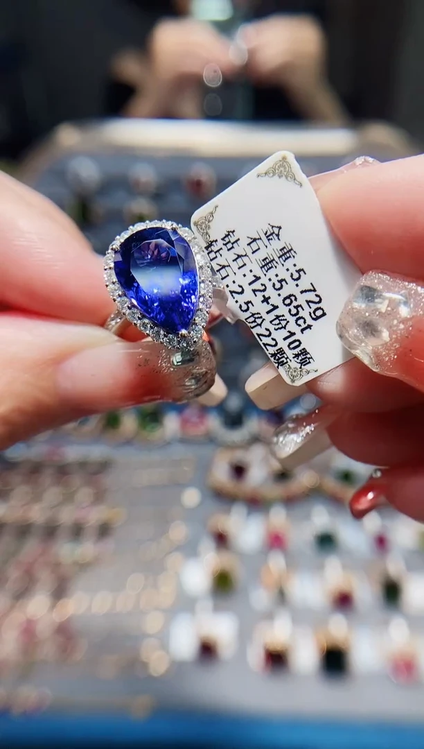 18K金镶嵌戒指坦桑石5.65.