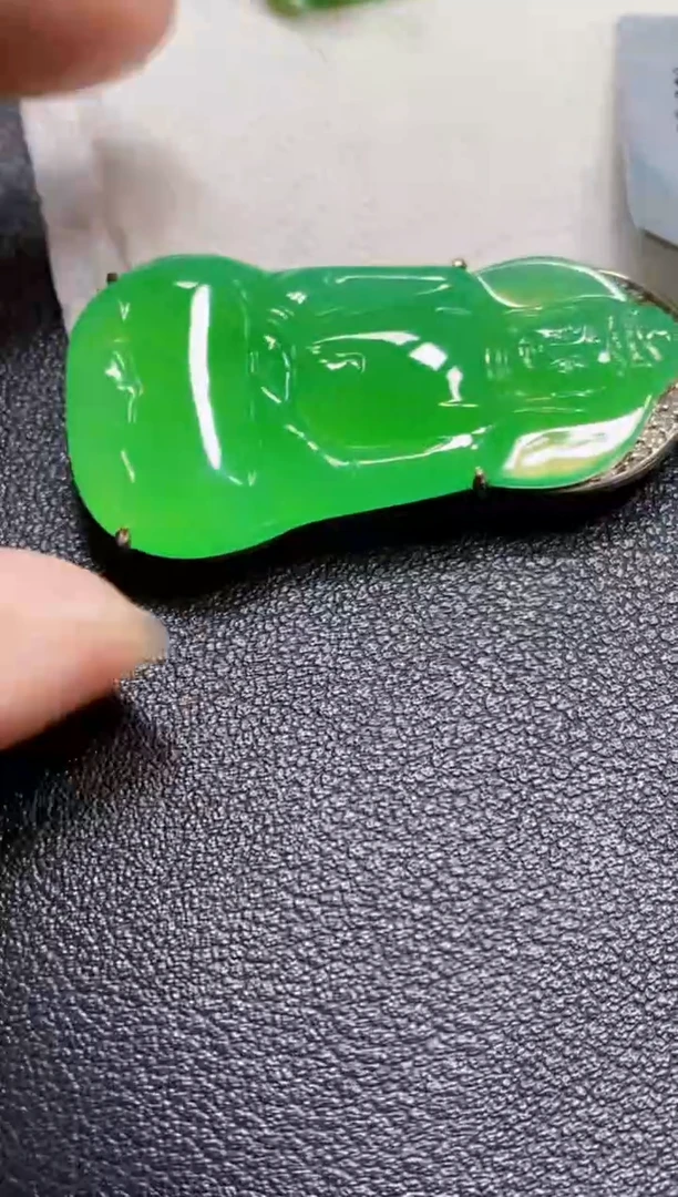 颈饰18K金镶嵌翡翠观音