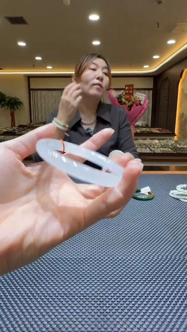 颈饰未镶嵌石英质玉小*手镯58