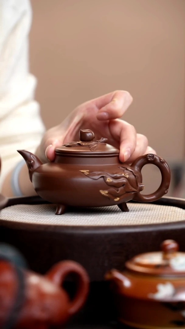 茶壶紫砂革紫泥寿桃三足傲雪