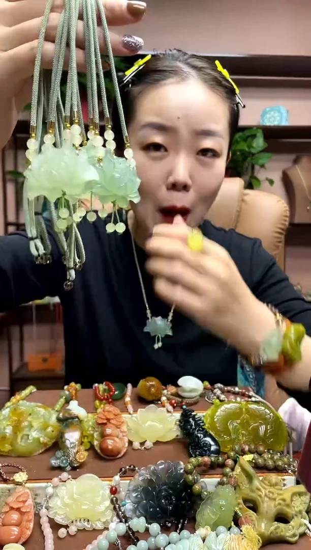 未镶嵌岫玉颈饰多样性发货发其中之一
