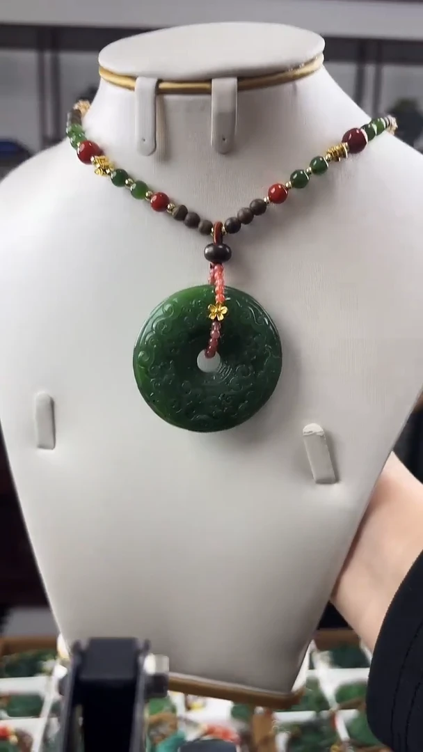 颈饰未镶嵌和田玉扣