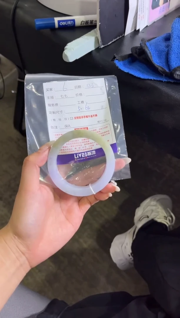 未镶嵌手镯定制翡翠王*妹定制手镯不退不换