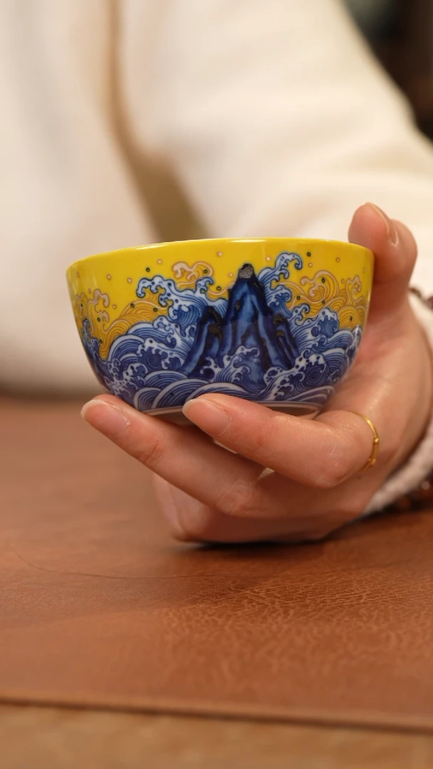 【闪购商品】杯水造黄釉江崖海水卧足杯
