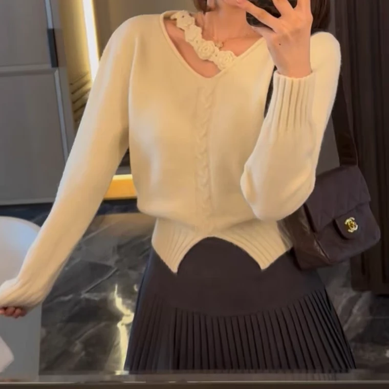 9365 V领毛衣女秋冬2024新款高级感漂亮锁骨针织衫短款宽松上衣