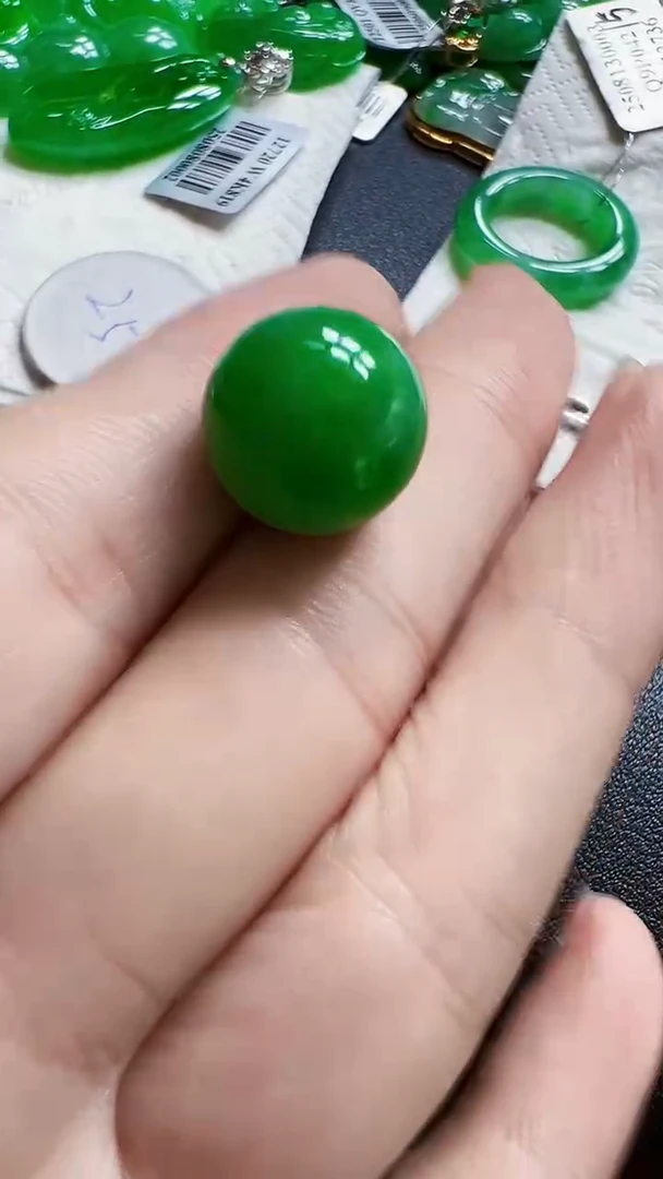 颈饰18K金镶嵌翡翠大**哒珠子