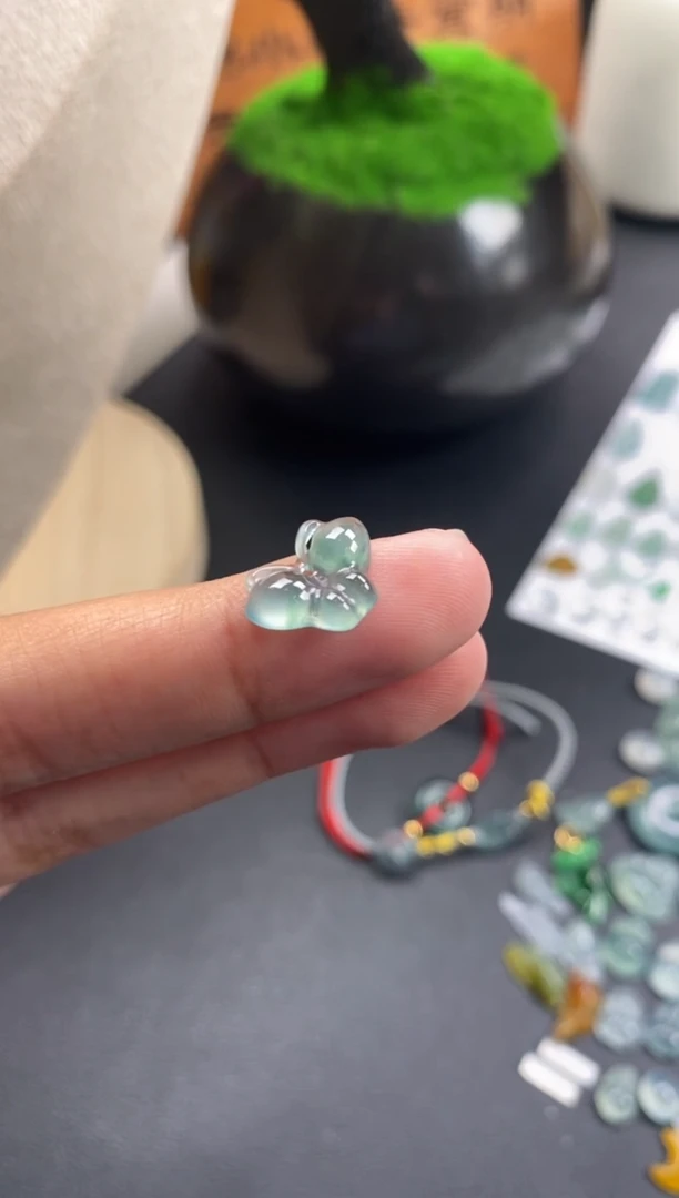 颈饰未镶嵌翡翠冰种蝴蝶