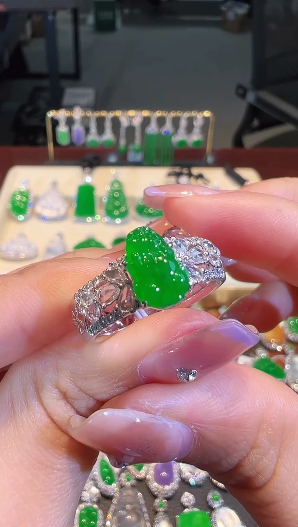 【闪购商品】翡翠戒指18K金镶嵌翡翠