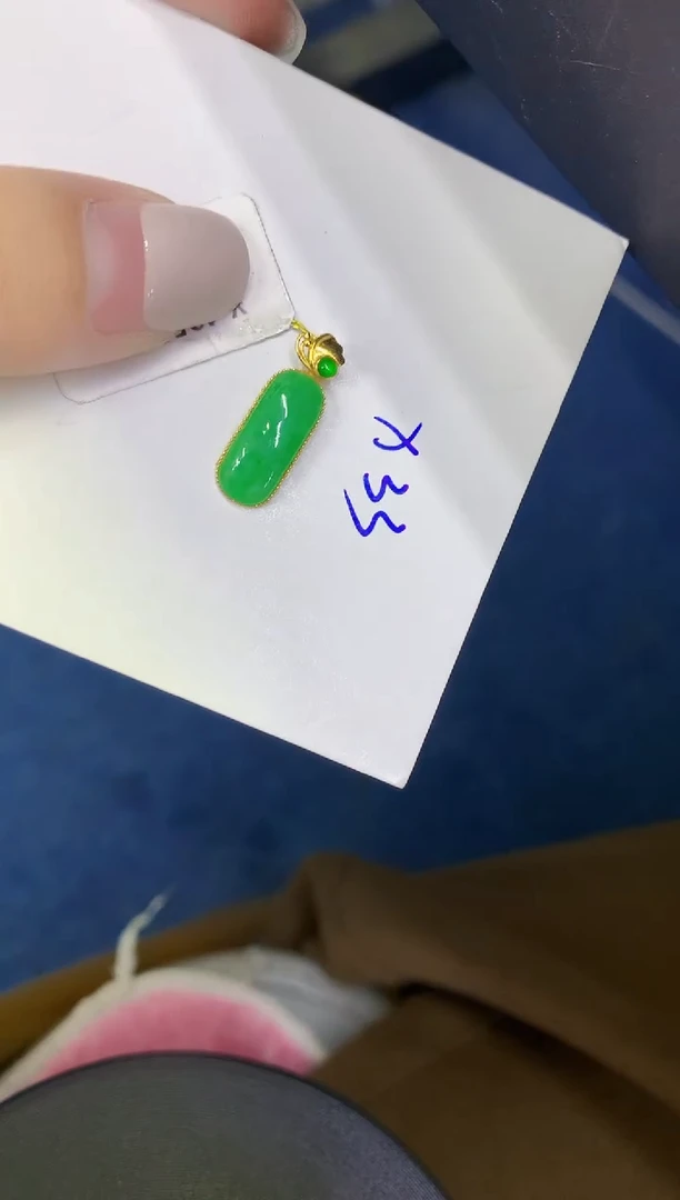 颈饰18K金镶嵌翡翠缅甸天然翡翠A货