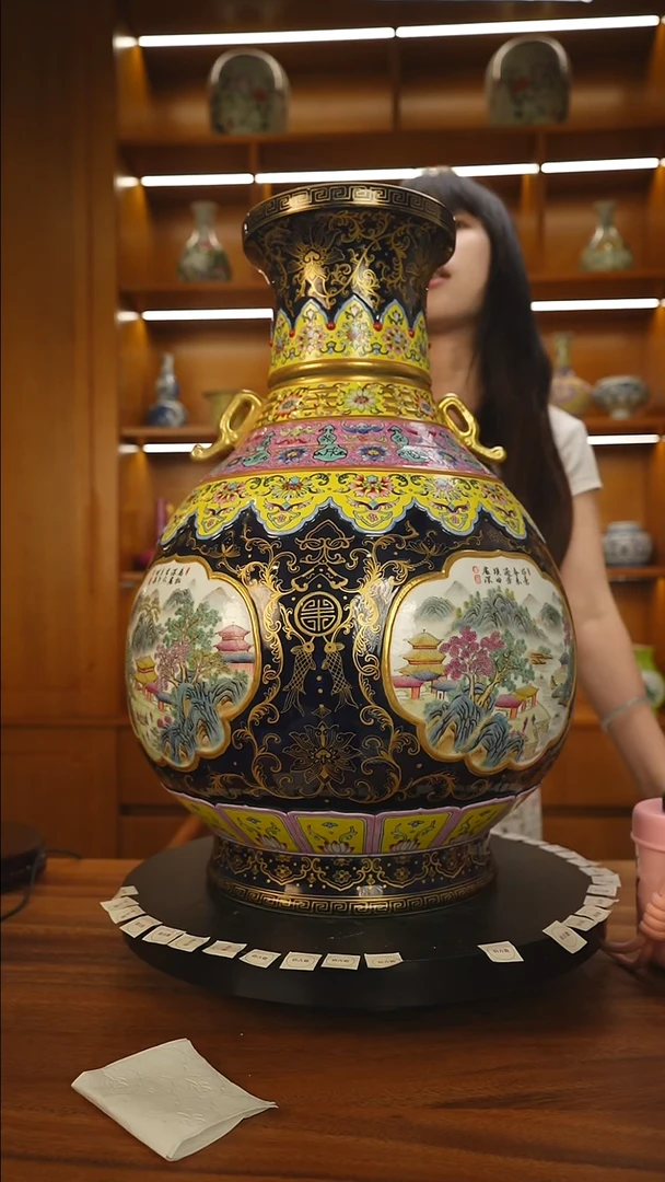 其他粉彩山水双耳赏瓶一只