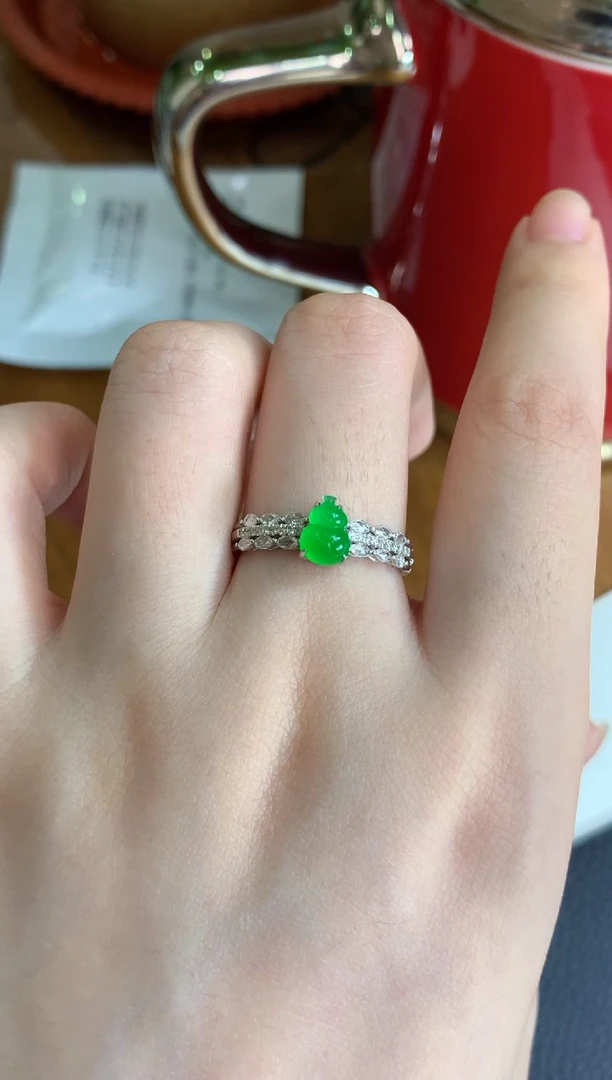 翡翠戒指18K金镶嵌绿葫芦戒指