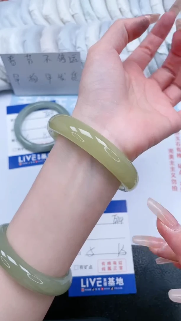 【闪购商品】石英质玉手镯未镶嵌姜黄微瑕有棉块介意勿拍T224-63