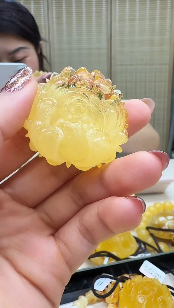 未镶嵌颈饰琥珀如图