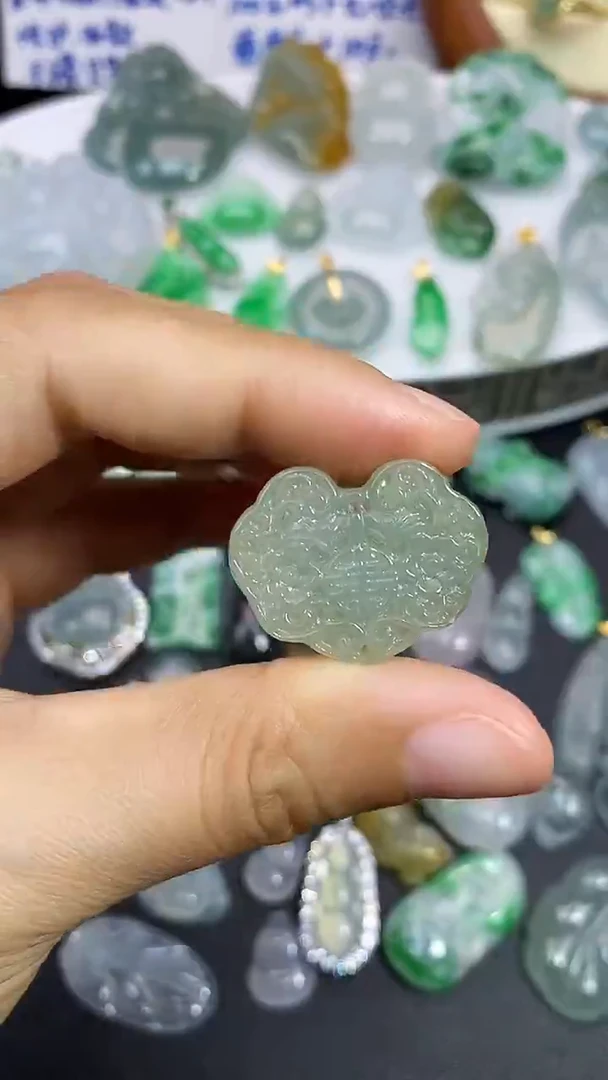 颈饰未镶嵌翡翠吊坠