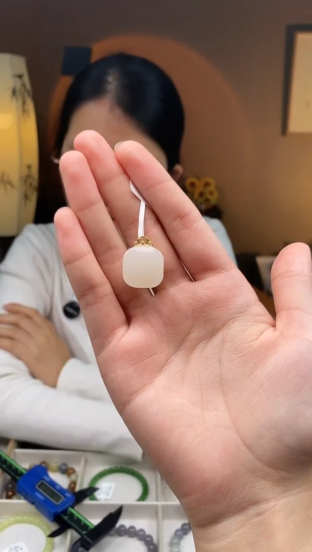 颈饰18K金镶嵌和田玉17+左右藕粉方糖