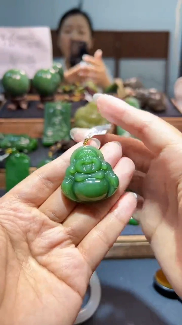 颈饰18K金镶嵌和田玉（碧玉）1