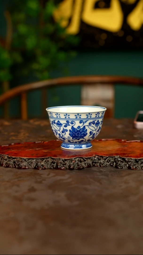 青花手绘缠枝莲主人杯