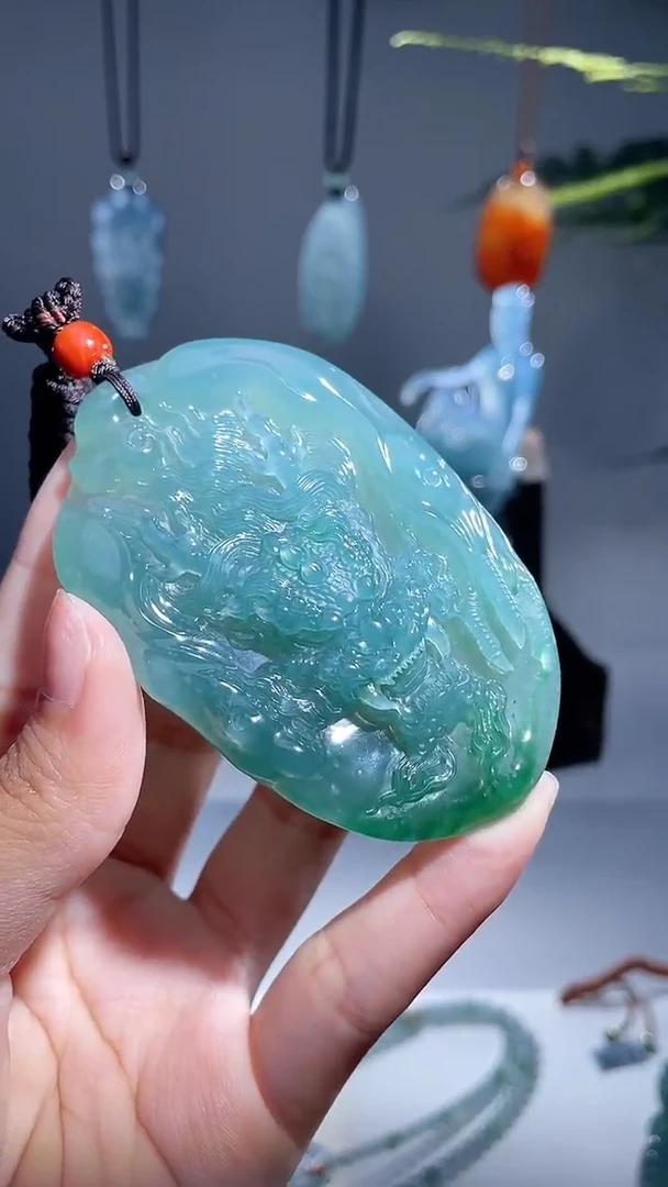 颈饰未镶嵌翡翠龙牌