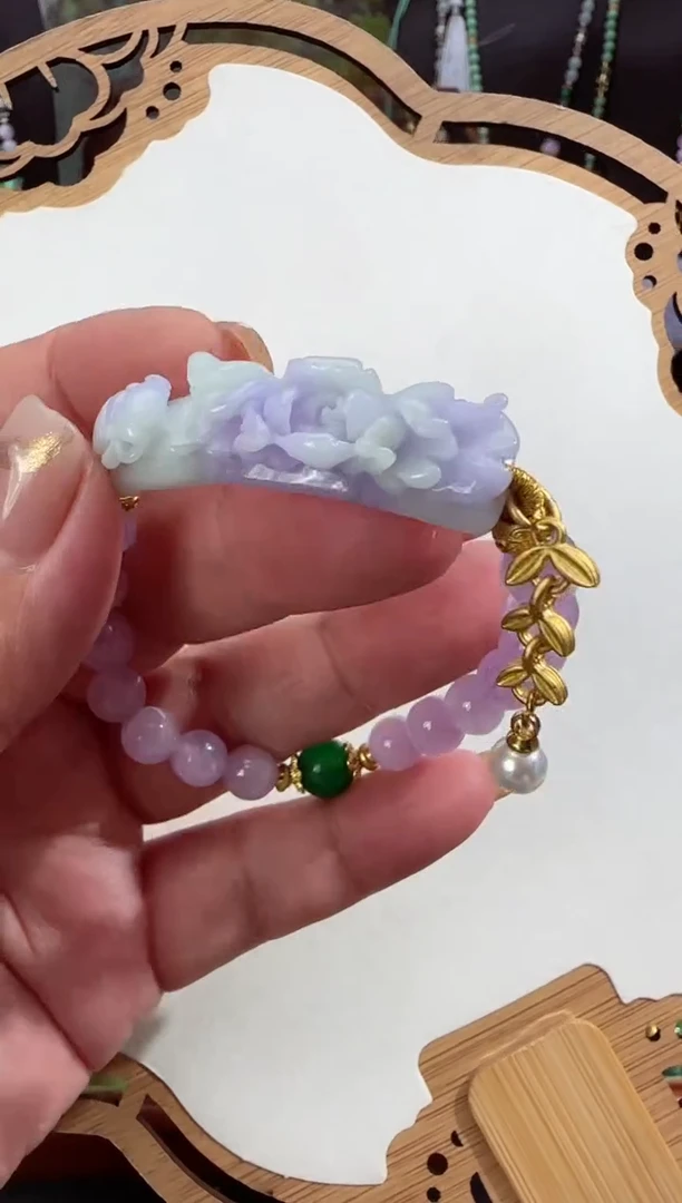 翡翠未镶嵌颈饰拍照