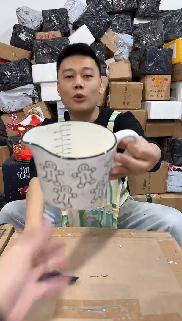 瓷片姜饼人奶壶