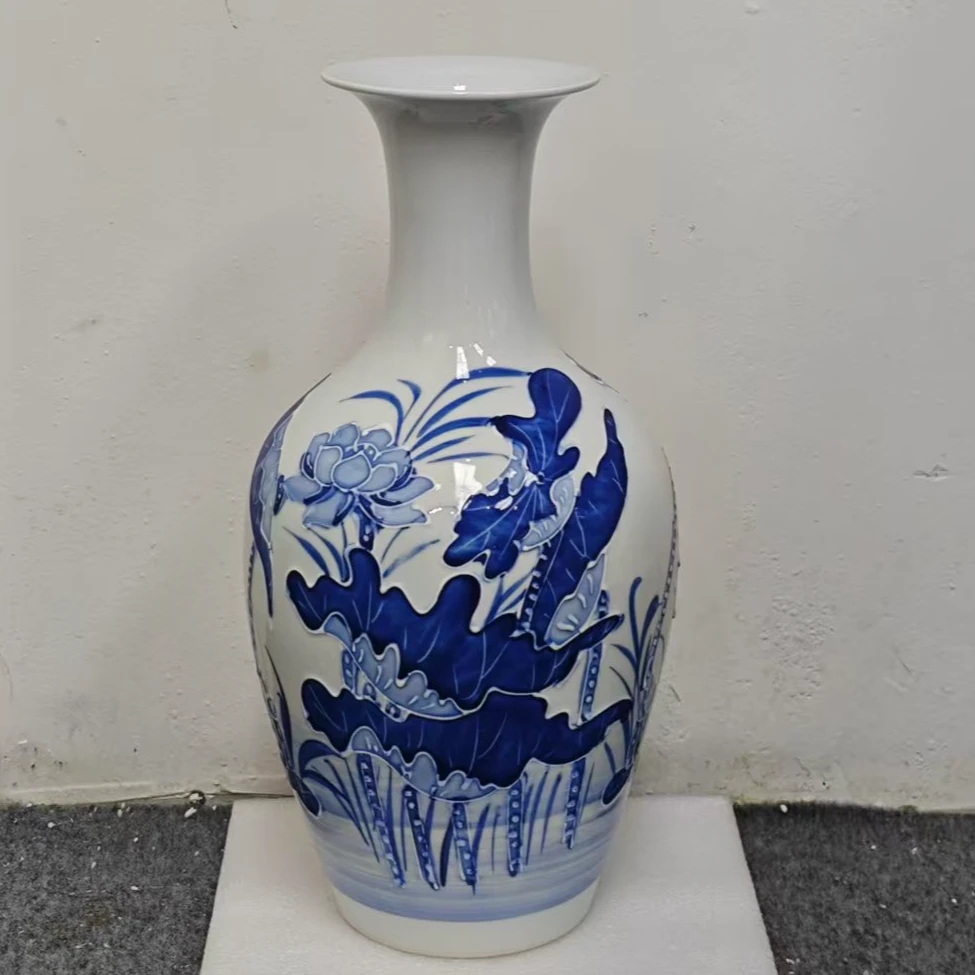 景德镇沥粉青花长径萝卜瓶