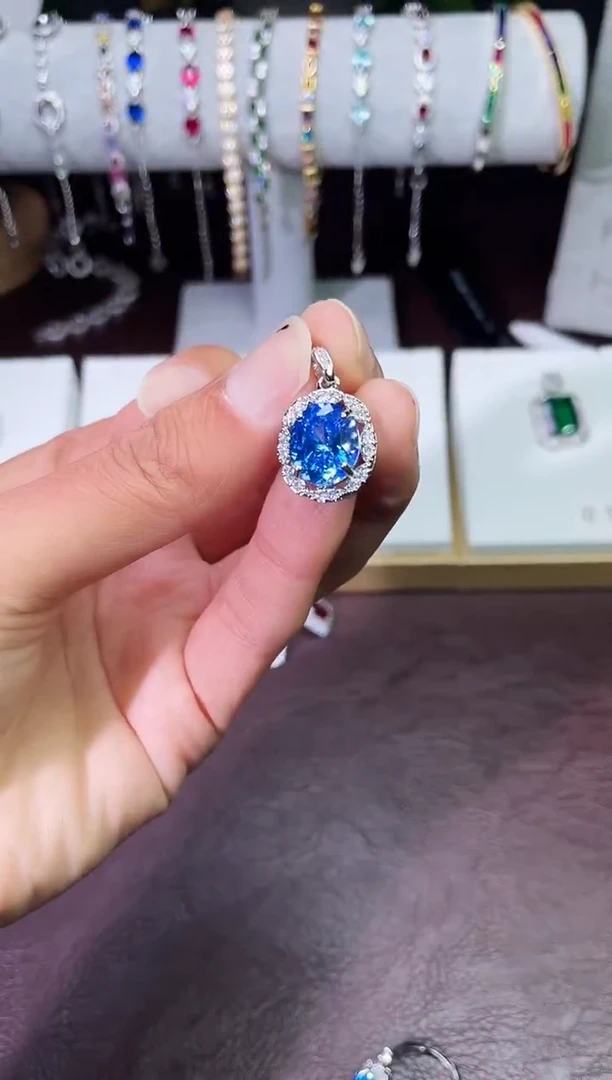 足铂镶嵌合成（培育）蓝宝石吊坠(赠链)海蓝吊坠