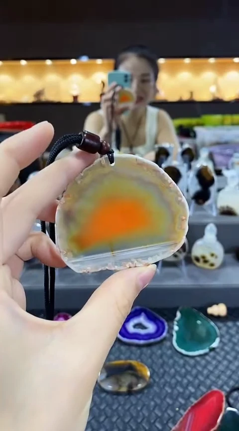 未镶嵌颈饰玛瑙/玉髓逍**刻玛瑙