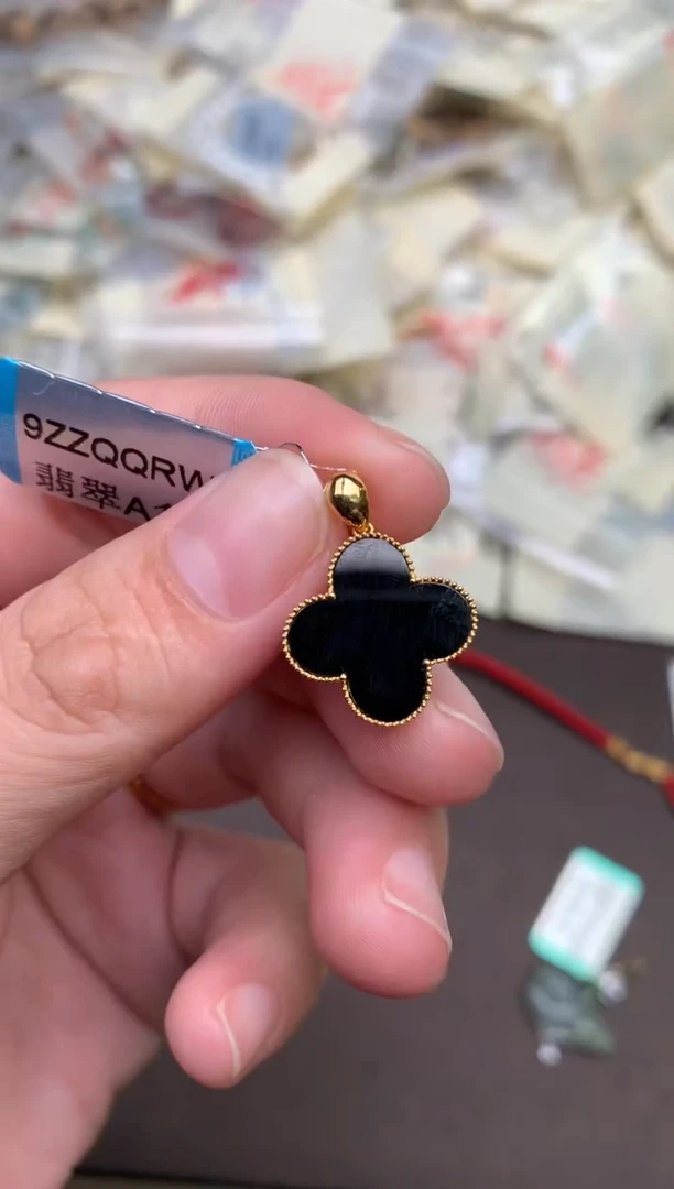 18K金镶嵌挂件翡翠一