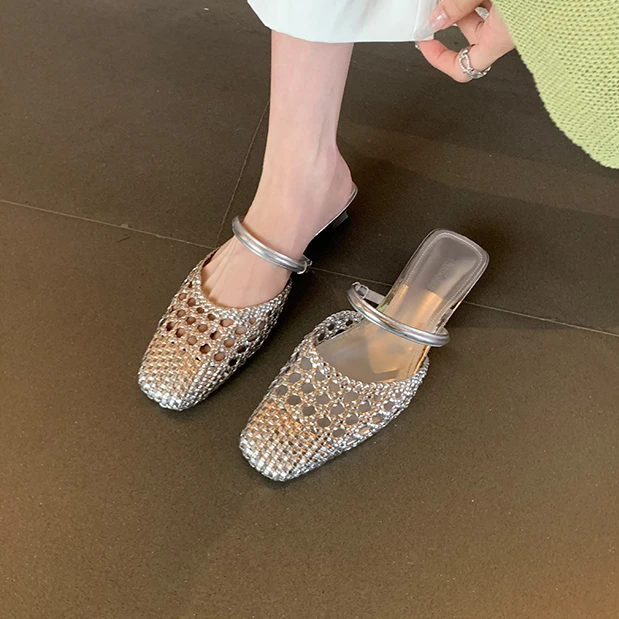 2025夏季新款银色小高跟粗跟方头包头后空玛丽珍舒适一字带凉鞋女