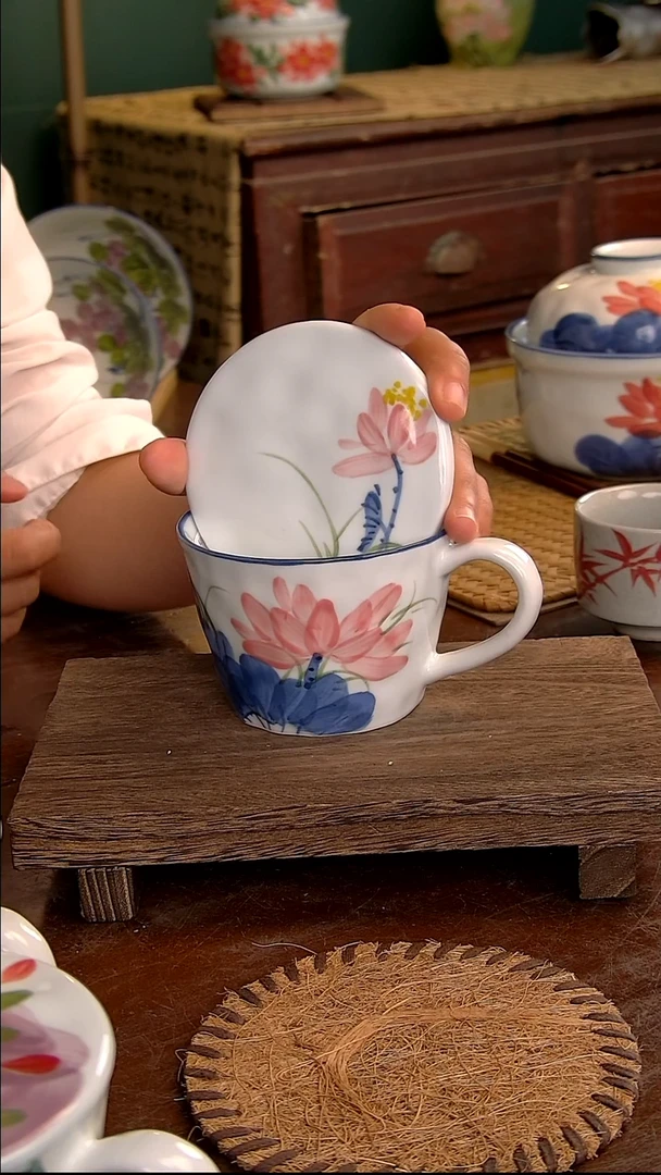 瓷片高白锤纹盖杯-青花粉荷