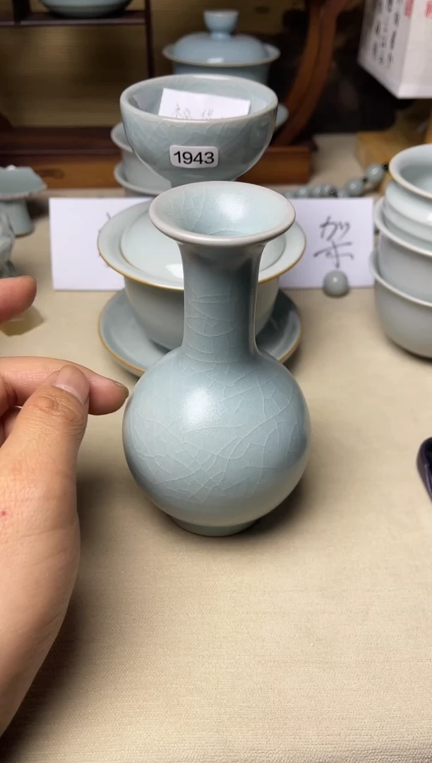 微微瑕-仿古釉蝉翼纹开片鹅颈瓶