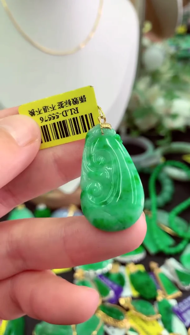 翡翠18K金镶嵌颈饰挂件