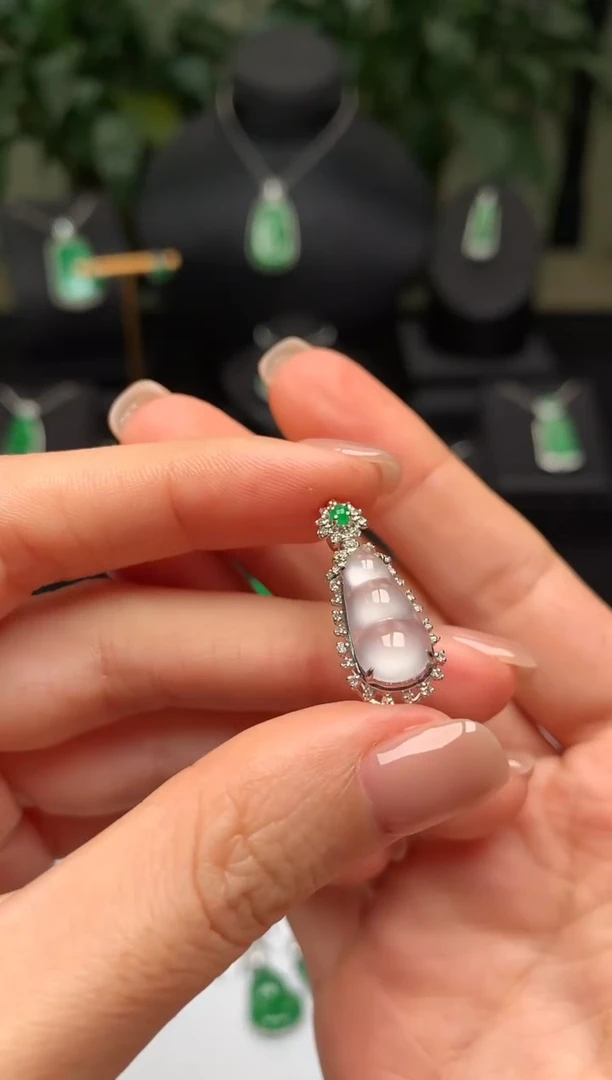 颈饰18K金镶嵌翡翠福豆