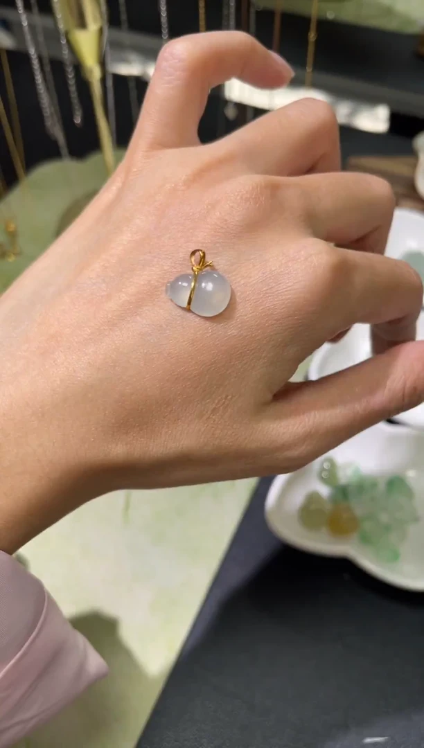 颈饰18K金镶嵌翡翠葫芦
