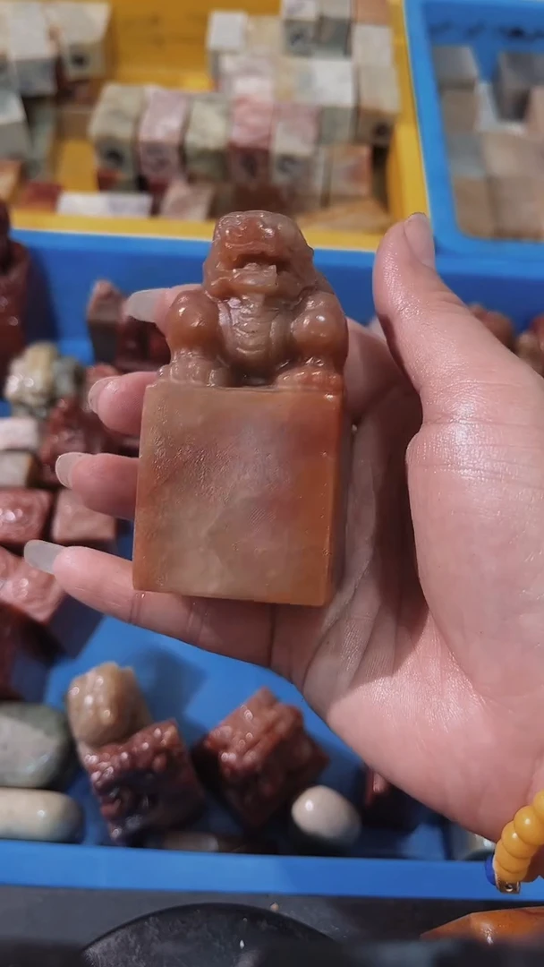老挝石苍*云瑕疵不规则章带雕钮