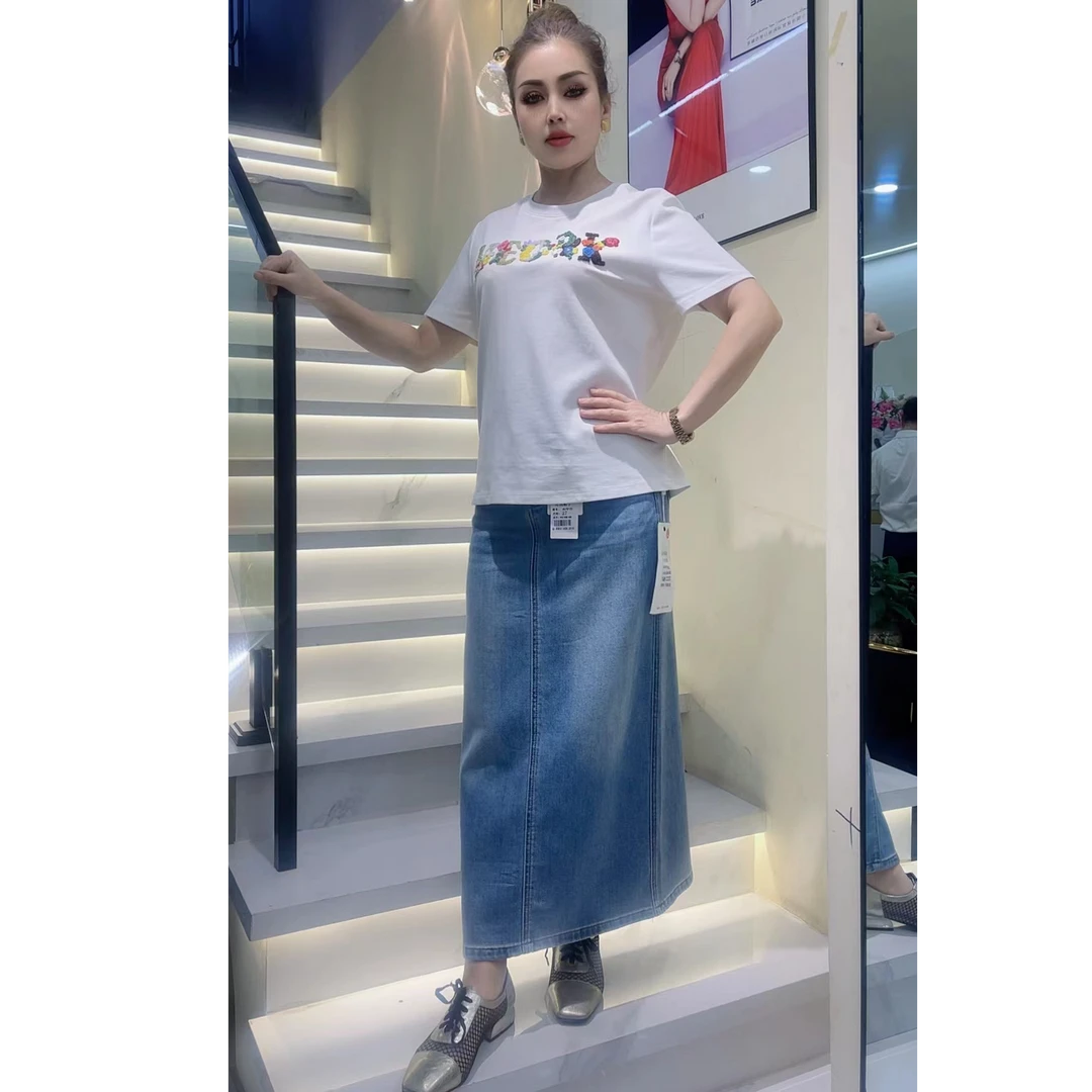 2025年最新款的T恤鲜花手工缝制的