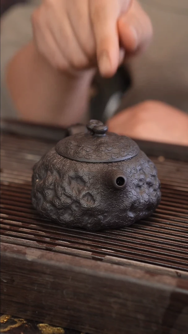 茶壶紫砂供春 黑金砂 270cc