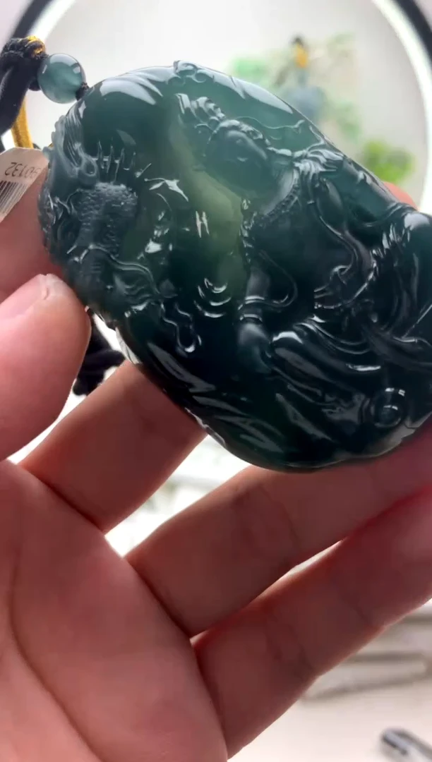 翡翠未镶嵌颈饰大势至