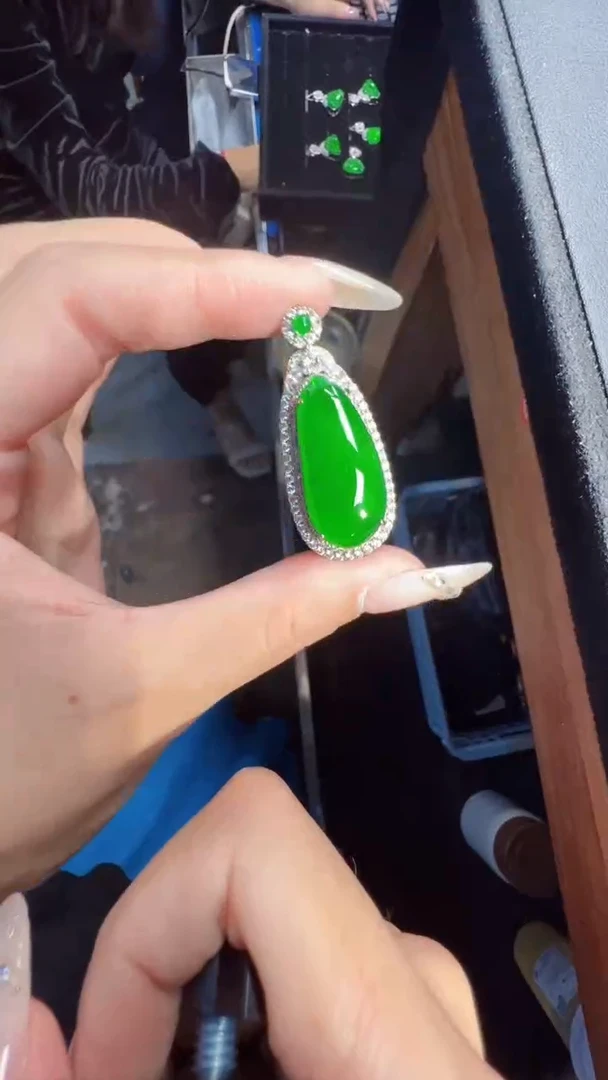 未镶嵌定制翡翠翡翠A货有轻微色差属于正常现象，福瓜多样性发货1