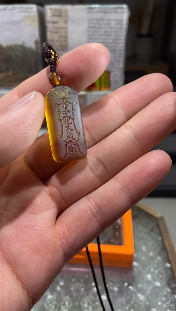 琥珀颈饰未镶嵌化太岁