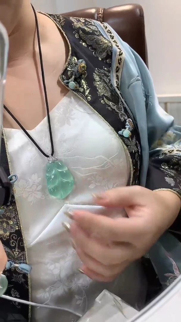 未镶嵌蛇纹石玉颈饰叶子